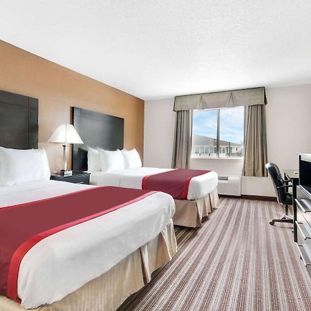 Days Inn & Suites By Wyndham Dallas Exterior photo