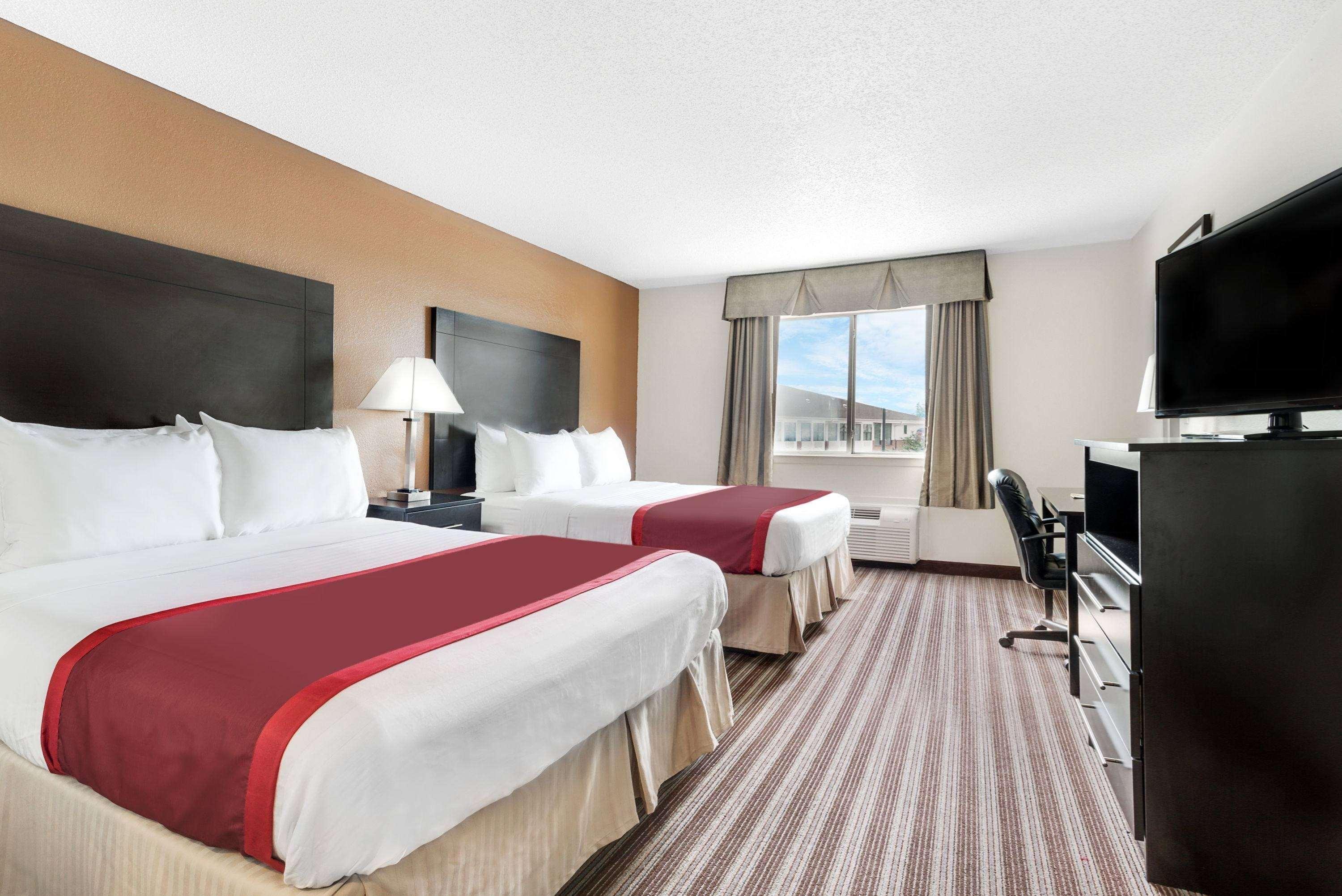 Days Inn & Suites By Wyndham Dallas Exterior photo