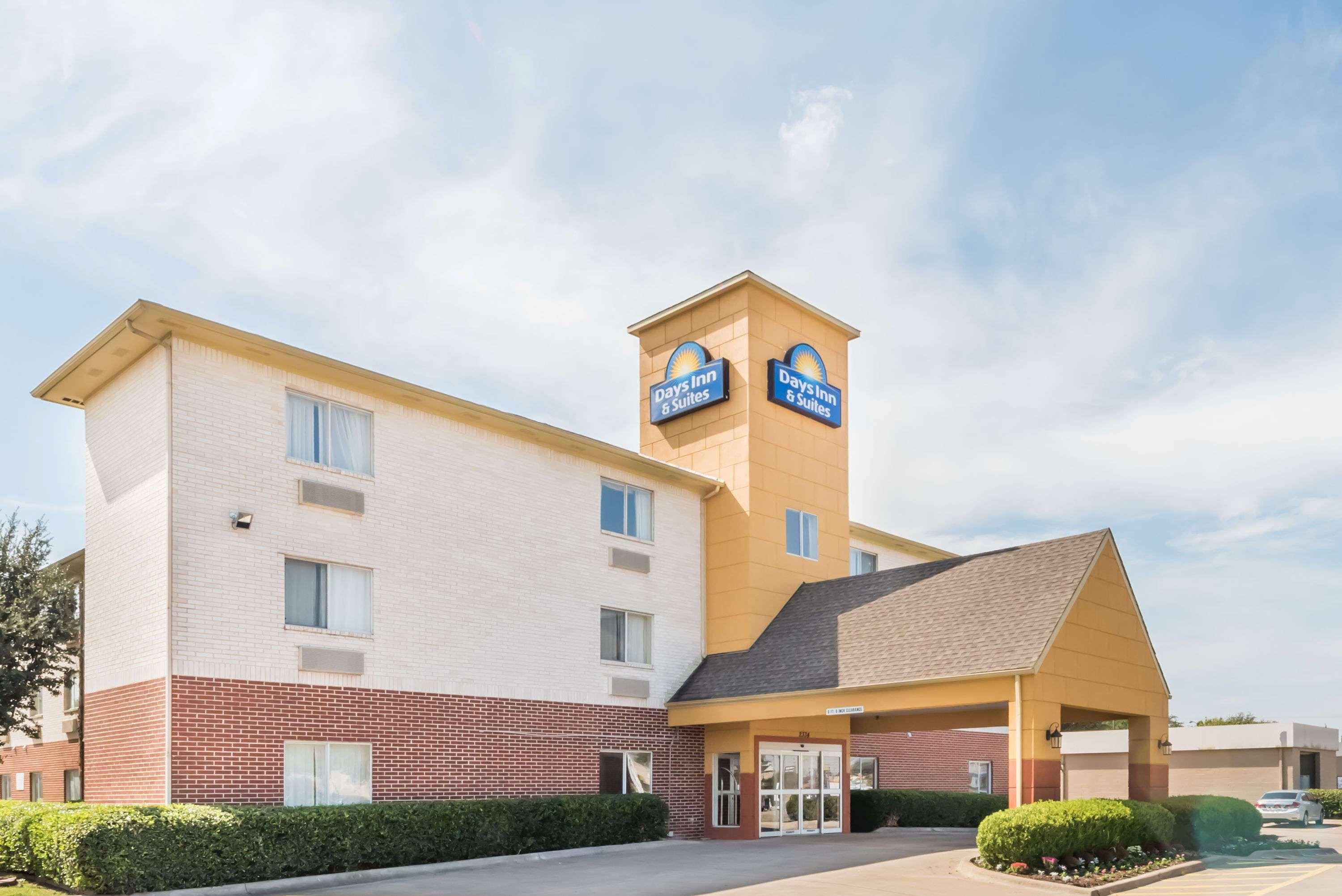 Days Inn & Suites By Wyndham Dallas Exterior photo