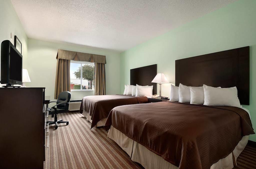 Days Inn & Suites By Wyndham Dallas Exterior photo